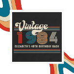 Personalisiertes beliebiges Vintages Foto Geburtst Serviette<br><div class="desc">Fügen Sie Ihrer Geburtstagsfeier eine Touch klassischer Nostalgie hinzu, mit unserem Personalisierten Any Age Vintag Custom Foto Birthday Napkins! Diese Servietten sind perfekt für Geburtstage von Meilensteinen wie 70., 80. oder 90., oder für alle Altersfeiern vom 21. bis 60. geeignet. Sie zeichnen sich durch den zeitlosen Charme vergangener Zeiten aus....</div>
