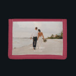Personalisiertes benutzerdefiniertes Foto Tri-fold Geldbeutel<br><div class="desc">Machen Sie Ihre glücklichsten Erinnerungen zu einem personalisierten iPhone-Gehäuse. Ein einzigartiges Geschenk,  das Sie Ihrem Foto und Namen hinzufügen können,  um es zu Ihrem eigenen zu machen.</div>