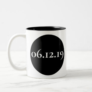 Personalisiertes besonderes Datum Schwarz und Weiß Zweifarbige Tasse