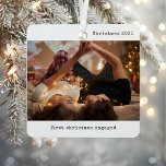 Personalisiertes Bild Unser erstes Weihnachtsfest  Ornament Aus Metall<br><div class="desc">Erinnern Sie sich an einen Meilenstein mit dem Personalisierten Bild Unser erstes Verlobtes Weihnachtsmetall-Ornament. Dieses Paar Foto-Ornament ist der perfekte Weg, um Ihre Verlobung zu erfassen und gemeinsam Ihre ersten Weihnachten zu feiern. Mit einer modernen, minimalistischen Schwarz-Weiß-Ästhetik präsentiert dieses Ornament elegant Ihr Lieblingssemble mit einem schlichten und zeitlosen Design. Die...</div>