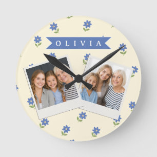 Personalisiertes blaues Wildblumen-Muster Namensge Runde Wanduhr
