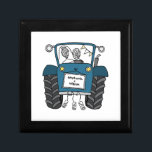 Personalisiertes Blue Tractor Country Wedding-Gesc Erinnerungskiste<br><div class="desc">Ein Traktor Land Hochzeitsgeschenk,  das mit beiden Namen personalisiert werden kann. Wenn Sie die Größe oder den Schriftart der Namen ändern möchten,  klicken Sie bitte auf die Schaltfläche Bearbeiten,  um weitere Anpassungen vorzunehmen. Die Bundung im Traktor ist in einer subtilen Creme und weiß.</div>