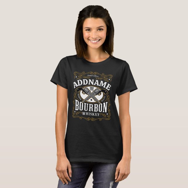 Personalisiertes Bourbon Vintag Guns Whiskey-Label T-Shirt (Vorne ganz)