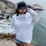 Personalisiertes Bridesmaid-Geschenk Hochzeitsgesc Sweatshirt<br><div class="desc">Unsere Personalisierten Bridesmaid-Geschenke für Hochzeiten Brautparty Sweatshirts sind der perfekte Weg, um Ihrem Brautparty Ihre Dankbarkeit auszudrücken und sie während Ihrer Hochzeitsfeier besonders zu fühlen. Diese individuell anpassbaren Sweatshirts können mit den Namen oder Rollen Ihrer Brautparty-Mitglieder personalisiert werden, indem Sie Ihre Dankeschenke mit einer durchdachten und persönlichen Touch versehen. Diese...</div>