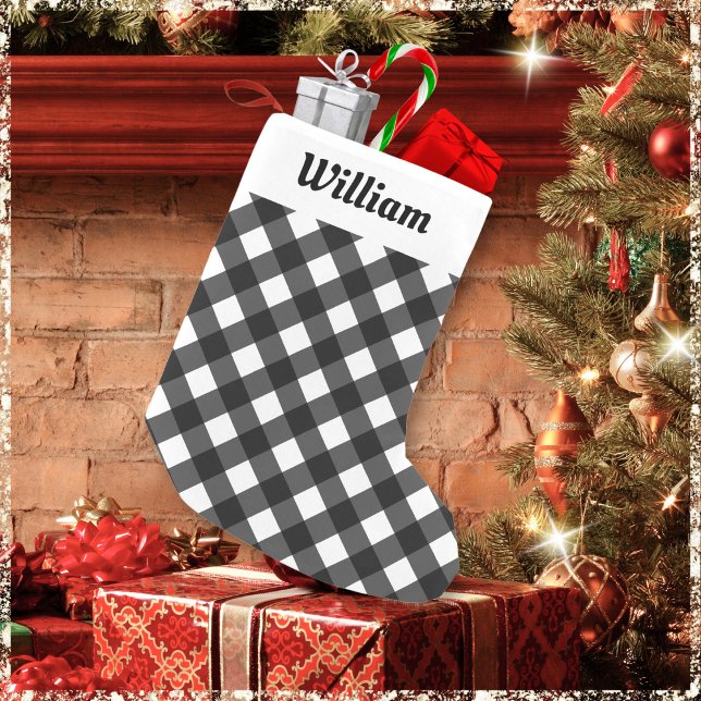 Personalisiertes Buffalo Kariert Karo Muster rusti Kleiner Weihnachtsstrumpf (A Christmas stocking with black and white buffalo plaid pattern. Personalize with a name at the top)