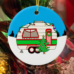 Personalisiertes Camping Weihnachten Keramik Ornament<br><div class="desc">Niedliches Vintages Rot und Grün Retro RV Camper Camping Thema Weihnachtsschmuck. Handgezeichnete niedliche personalisierte Urlaubsornament. Camping im Winter.</div>