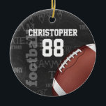 Personalisiertes Chalkboard American Football Keramik Ornament<br><div class="desc">Ein modernes amerikanisches Gitterrost-Design mit einem Fußball auf einem Tonträgerhintergrund mit Fußball-Terminologie. Das Design enthält einen anpassbaren Text für den Namen und die Nummer des Fußballspielers oder Gittereisenlüfters. Dieses Design wurde teilweise mit Grafiken erstellt,  die von Graphics Factory lizenziert wurden.</div>