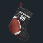 Personalisiertes Chalkboard American Football Kleiner Weihnachtsstrumpf<br><div class="desc">Ein modernes amerikanisches Gitterrost-Design mit einem Fußball auf einem Tonträgerhintergrund mit Fußball-Terminologie. Das Design enthält einen anpassbaren Text für den Namen und die Nummer des Fußballspielers oder Gittereisenlüfters. Dieses Design wurde teilweise mit Grafiken erstellt,  die von Graphics Factory lizenziert wurden.</div>