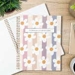 Personalisiertes Daisy-Muster Planer<br><div class="desc">Dieser hübsche Planer ist mit weißen Gänsebläschen auf einem gestreiften Hintergrund in Pastellfarben dekoriert. Einfach mit Ihrem Namen und Jahr anpassbar. Ändern Sie mithilfe des Entwurfstools die Textgröße,  den Stil oder die Farbe.</div>