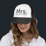 Personalisiertes Datum Frau Just Married Bride Hat Truckerkappe<br><div class="desc">Nur verheiratet? Zeigen Sie Ihren neuen Status am Empfang,  in den Flitterwochen oder in der Umgebung des Ortes in diesem angesagten Schwarz-Weiß-Geschirr mit modernen Stilschriften,  personalisiertem Hochzeitstag oder anderen Texten wie Name. Ideal für den Brigadestar zum Tragen. Neue Ehemänner,  beanspruche deine Frau!</div>