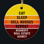 Personalisiertes echtes Anwesen - Schlafen wiederh Keramik Ornament<br><div class="desc">Ein großartiges Geschenk,  um Ihrem Team von echten Anwesen-Agenten. Hier steht: Essen,  schlafen,  Häuser verkaufen,  wiederholen. Sie fügen auch Ihren Firmennamen hinzu. Dieser ist auf einem beängstigenden Sonnenuntergang in Gelb-,  Orange- und Rottönen.</div>