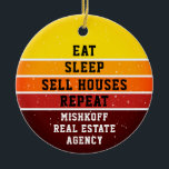Personalisiertes echtes Anwesen - Schlafen wiederh Keramik Ornament<br><div class="desc">Ein großartiges Geschenk,  um Ihrem Team von echten Anwesen-Agenten. Hier steht: Essen,  schlafen,  Häuser verkaufen,  wiederholen. Sie fügen auch Ihren Firmennamen hinzu. Dieser ist auf einem beängstigenden Sonnenuntergang in Gelb-,  Orange- und Rottönen.</div>