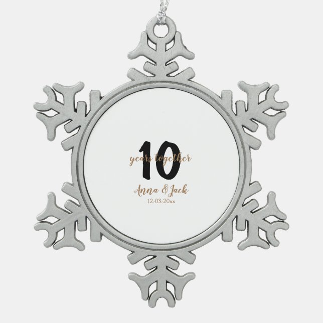personalisiertes einfaches 10-jähriges Jubiläumsda Schneeflocken Zinn-Ornament (Vorderseite)