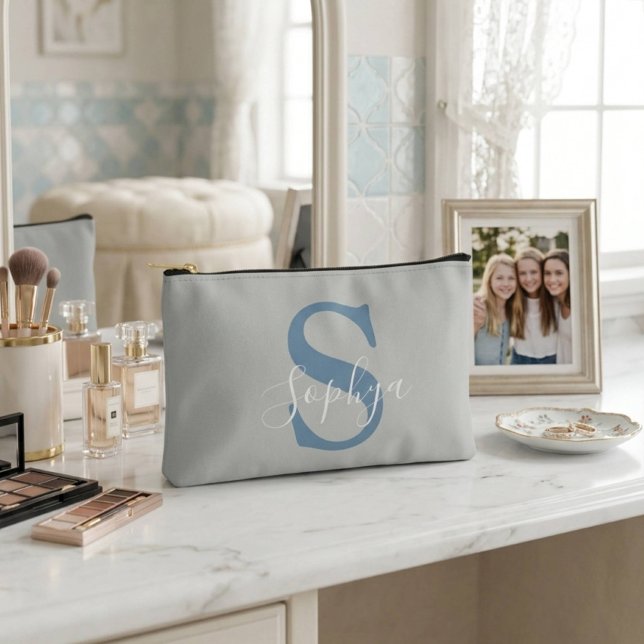 Personalisiertes einfaches blaues Monogramm Zubehörtasche (Not real people)