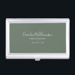 Personalisiertes elegantes Minimalistisches Skript Visitenkarten Dose<br><div class="desc">Behalt deine Karten stilvoll mit diesem eleganten Visitenkartengehäuse mit weichem, grünen Hintergrund und minimalistischer Schriftzeichen. Dieser elegante Fall wurde für Fotografen, Kreative oder kleine Geschäftsinhaber konzipiert und fügt den Kundenmeetings und Networking Events eine polierte Touch hinzu. Personalisieren Sie es mit Ihrem Namen, Beruf und Standort für einen beruflichen und einheitlichen...</div>