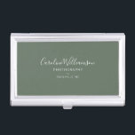 Personalisiertes elegantes Minimalistisches Skript Visitenkarten Dose<br><div class="desc">Behalt deine Karten stilvoll mit diesem eleganten Visitenkartengehäuse mit weichem, grünen Hintergrund und minimalistischer Schriftzeichen. Dieser elegante Fall wurde für Fotografen, Kreative oder kleine Geschäftsinhaber konzipiert und fügt den Kundenmeetings und Networking Events eine polierte Touch hinzu. Personalisieren Sie es mit Ihrem Namen, Beruf und Standort für einen beruflichen und einheitlichen...</div>