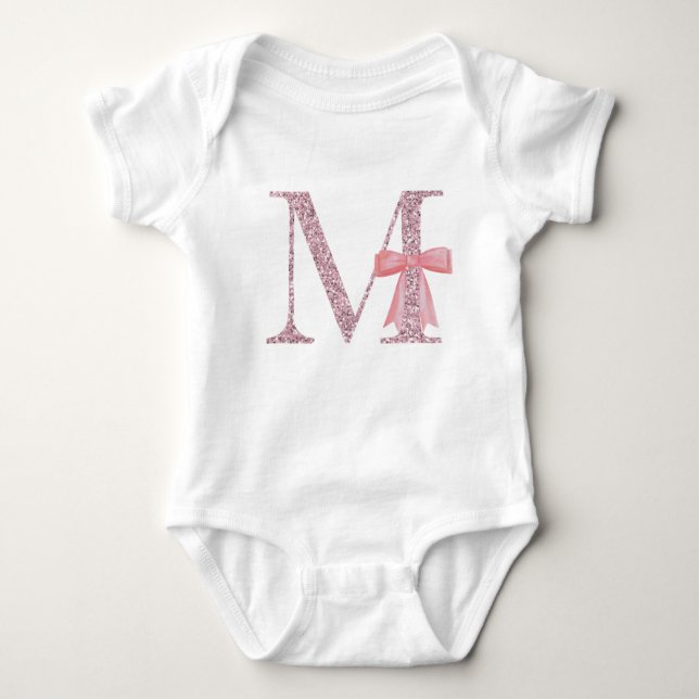 Personalisiertes erstes Baby Mädchen "M" Baby Strampler (Vorderseite)