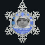 Personalisiertes erstes Chanukka Schneeflocken Zinn-Ornament<br><div class="desc">Glückliches Chanukka! Davidsstern Und Menorah entwerfen Chanukka-Verzierung mit personalisiertem Jahr,  Babynamen und Foto. Die perfekte Weise,  ein neues Bündel des ersten Feiertags der Freude zu gedenken! Macht ein großes Geschenk!</div>
