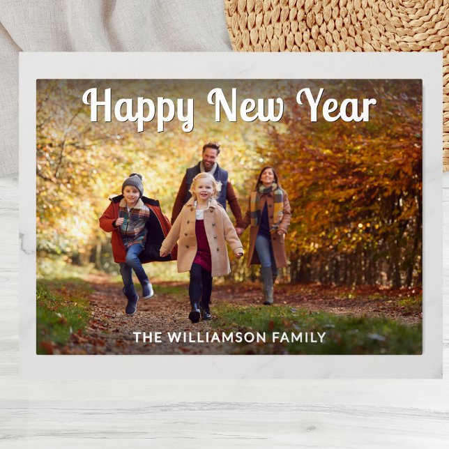 Personalisiertes Familienfoto zum Neujahr Folien Feiertagskarte (A 'Happy New Year' greeting card with custom photo and name, with elegant foil detail)