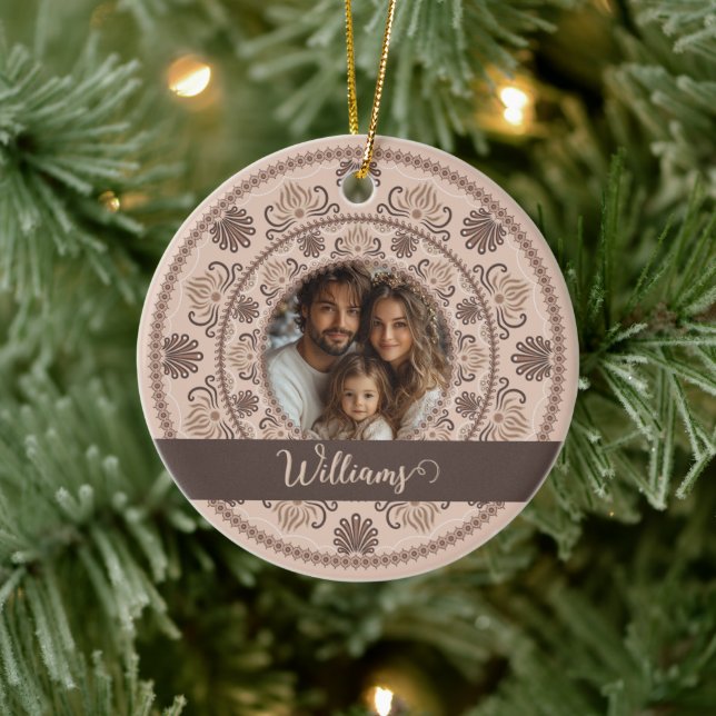Personalisiertes Familienportrait Warme Neutrals M Keramik Ornament (Baum)