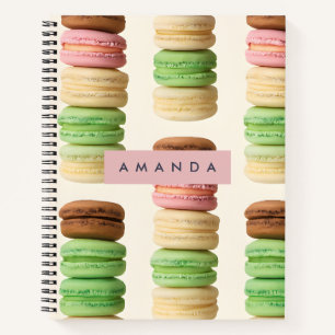 Personalisiertes, farbenfroh gestapeltes Macaron-M Notizbuch