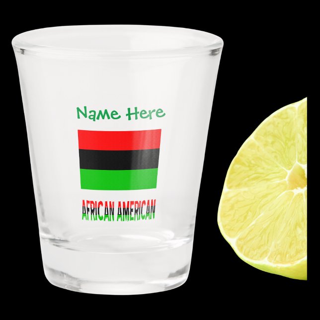 Personalisiertes Flag-Green in der amerikanischen  Schnapsglas (African Diaspora Flag on shot glass with the words AFRICAN AMERICAN below in flag colors. Name above)