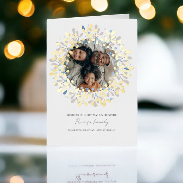 Personalisiertes Foto (Christmas Wreath Personalized Photo Foil Holiday Cards from Ricaso. Foil cards add photograph )