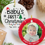 Personalisiertes Foto Baby's First Christmas Keramik Ornament<br><div class="desc">Mit unserem Personalisierten Foto Baby's First Christmas Keramik Ornament mit einer roten Weihnachtsmannmütze, Weihnachtsbaum und Schneefall-Akzenten können Sie die Magie der ersten Weihnachtsfeier Ihres Babys begehen. Dieser charmante Sake vereint die Freude an diesem besonderen Meilenstein und schafft eine bleibende Erinnerung, die für die nächsten Jahre geehrt wird. Dieses Personalisierte Foto...</div>