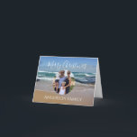 Personalisiertes Foto Beach Ocean Weihnachtskarte Karte<br><div class="desc">Senden Sie Ihren Freunden und Ihrer Familie Strandvibes mit dieser stilvollen Weihnachtsgrüßkarte. Das Design besticht durch die lebhaften Wellen des Wassers in Blau und Weiß des Ozeans an der Küste Melbourns in Australien. Sie können die moderne Schrift personalisieren, um Ihren Familiennamen und Ihr Foto hinzuzufügen.</div>