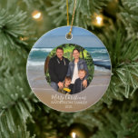 Personalisiertes Foto Beach Weihnachtsdekoration Keramik Ornament<br><div class="desc">Dekorieren Sie Ihren Weihnachtsbaum mit diesem personalisierten Ornament. Das Design besticht durch die lebhaften Wellen des Wassers in Blau und Weiß des Ozeans an der Küste Melbourns in Australien. Sie können den modernen Text ändern,  um Ihren Familiennamen,  das Jahr und das Foto hinzuzufügen.</div>