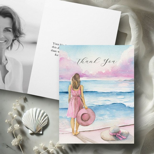 Personalisiertes Foto Beerdigung Dankeschön Karten (Funeral thank you card watercolor woman and beach scene with hats in pink Victoria Grigaliunas)