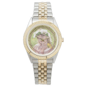 Personalisiertes FOTO beobachten, wie die Frau die Armbanduhr