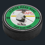 Personalisiertes Foto | Custom Team Ice Eishockey Puck<br><div class="desc">Fügen Sie den Namen, das Jahr und die Hockey-Jersey-Nummer des Vereins hinzu. Feiern Sie das Ende einer erfolgreichen Hockey-Saison mit maßgeschneiderten Hockey-Pucks im Stil und in den Farben offizieller Hockey-Jerseys. Erstellen Sie Ihre eigenen personalisierten Hockeypucks mit Fotos jedes Teammitglieds. Ein tolles Geschenk für Spieler am Ende einer Hockey-Saison. Eigens bedruckte...</div>