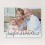 Personalisiertes Foto der liebsten Großeltern Puzzle<br><div class="desc">Erstellen Sie Ihr eigenes Foto-Rätsel mit einem Ihrer Lieblings-Fotos. Die moderne überdimensionale Typografie ist vollständig editierbar und liest derzeit "Die am meisten geliebten Großeltern der Welt". Die Fotovorlage steht Ihnen zur Verfügung,  um Ihr Bild,  das im Landschaftsformat angezeigt wird,  hinzuzufügen.</div>
