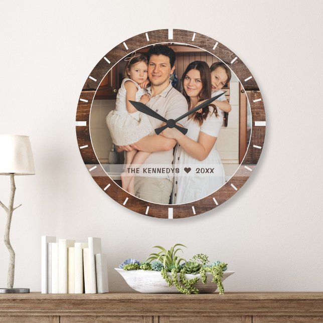 Personalisiertes Foto Familienname Rustikales dunk Große Wanduhr (Von Creator hochgeladen)