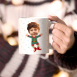 Personalisiertes Foto Gesicht Weihnachten Elf Kind Kaffeetasse<br><div class="desc">Ersetzen Sie das Gesicht dieses Elfs durch Ihr Lieblings-Foto (stellen Sie sicher, dass Sie möglichst viel ins Gesicht schneiden und verwenden Sie eine App, um den Hintergrund zu entfernen) und personalisieren Sie diese lustige Weihnachts-Weihnachtskaffee-Tasse mit Ihrem Kind, Ehemann oder Freund darauf! Auch eine lustige und einzigartige Überraschung für Oma und...</div>