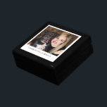 Personalisiertes Foto-Haltecaster Erinnerungskiste<br><div class="desc">Ein personalisiertes Foto aus lackiertem Sake. Fügen Sie ein Foto eines Kindes,  einer Familie,  eines Haustieres oder eines jeden Menschen,  den Sie Liebe,  zu diesem Pfeiler oder dieser Geschenkboxen hinzu. Keramik Kacheldeckel. Ersetzen Sie das Beispiel-Foto durch Ihr eigenes Foto.</div>