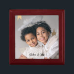 Personalisiertes Foto Holz Foto Schmuck Keepake Bo Erinnerungskiste<br><div class="desc">Ein bezaubernder personalisierter Sake. Fügen Sie ein Foto eines jeden,  einer Familie,  eines Begleiters oder eines jeden,  den Sie Liebe,  zu diesem Pfeiler oder dieser Geschenkboxen hinzu. Keramik Kacheldeckel. Man kann es auch als gerahmte Wandfliese bekommen.</div>