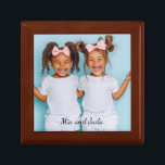 Personalisiertes Foto Holz Twins Foto Box Erinnerungskiste<br><div class="desc">Eine personalisierte Sake-Box mit einem Foto Zwillinge. Fügen Sie ein Foto eines jeden,  einer Familie,  eines Begleiters oder eines jeden,  den Sie Liebe,  zu diesem Pfeiler oder dieser Geschenkboxen hinzu. Keramik Kacheldeckel. Man kann es auch als gerahmte Wandfliese bekommen.</div>