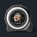 Personalisiertes Foto in Schwarz und Gold für Papa Maßband<br><div class="desc">Gold und schwarz personalisiertes Foto von Baby und Papa Band Maßnahme, elegantes Geschenk für den Bau neuen Vätern, erhalten diese einzigartige Geschenkidee für Vatertag, Geburtstag, Weihnachten und alle anderen Feiertage, Anlässe und Veranstaltungen. Angepasst mit eigenem Foto</div>