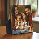 Personalisiertes Foto Liebe Gathers hier Fotoplatte<br><div class="desc">Feiern Sie das Herz Ihrer Zuhause mit dieser personalisierten Foto-Plakette,  die Ihren Lieblingsmoment und Ihren eigenen Nachnamen zeigt. Ein warmer und sinnvoller Akzent für Regale,  Schreibtische oder Mantels - ideal für Ferien,  Hauswärme oder alltägliche Erinnerungen der Zusammengehörigkeit.</div>