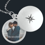 Personalisiertes Foto mit Datum Medaillon<br><div class="desc">Dieses Sake-Depot ermöglicht es Ihnen,  es mit einem Foto und einem Datum zu personalisieren. Um den Stil des Schriftartes zu ändern,  verwenden Sie das Anpassen weiterer Tool,  lass mir wissen,  wenn Sie Hilfe benötigen. Ein wunderbares Jubiläumsgeschenk.</div>