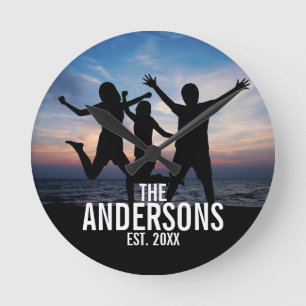 Personalisiertes Foto mit Familienname Runde Wanduhr
