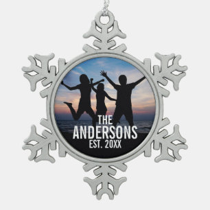 Personalisiertes Foto mit Familienname Schneeflocken Zinn-Ornament