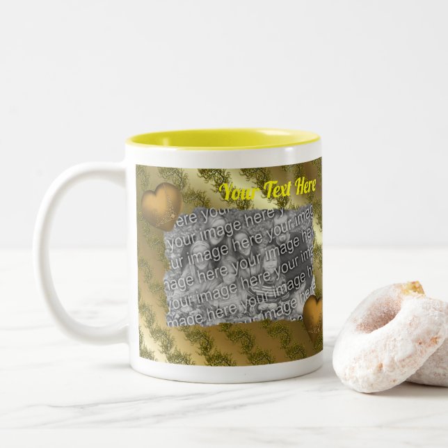 Personalisiertes Foto mit goldenen Herzen Zweifarbige Tasse (Mit Donut)