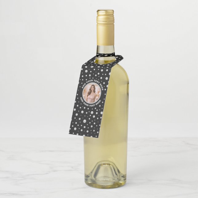 Personalisiertes Foto mit Perlenkreis auf Schwarz Flaschenanhänger (Angewinkelt)