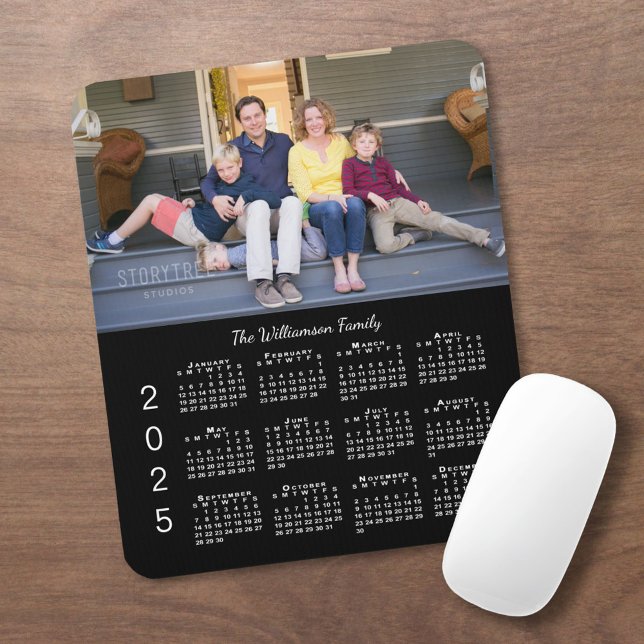 Personalisiertes Foto Name Black 2025 Kalender Mousepad (Personalized Photo Name Black 2025 Calendar Mouse Pad in situ)
