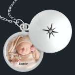 Personalisiertes Foto Name Overlay Medaillon<br><div class="desc">Erstellen Sie einen zeitlosen Sake für eine neue Mutter mit unserer angepassten Newborn Foto Locket. Dieses Schloss ist nicht nur ein Schmuckstück, es ist eine besondere Art, die Bindung zwischen Mutter und Neugeborenem zu feiern, was es zu einem perfekten Geschenk für dieses neue Kapitel in ihrem Leben macht. Passen Sie...</div>