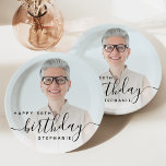 Personalisiertes Foto Schwarze Schrift 50. Geburts Pappteller<br><div class="desc">Moderne Teller für Geburtstagsfeier mit individuellem Foto. Ersetzen Sie das Beispielbild einfach durch ein Foto des Ehrengast. Das Wort "Geburtstag" erscheint in eleganter schwarzer Schrift. Personalisieren Sie den Text mit dem Namen und Geburtstag Jahr in schwarzen Sans Serif Schriftart. Ein überlagertes Weißgradientenprofil hilft,  den Pop des Textes zu erzeugen.</div>