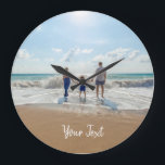 Personalisiertes Foto und Vorlage für benutzerdefi Große Wanduhr<br><div class="desc">Erstellen Sie Ihr eigenes Design mit eigenen personalisierten Fotos und individuellem Text. Benutzen Sie Ihre eigenen Fotos und Texte, um es zu Ihrem eigenen zu machen. Ideale Foto- und Textvorlage für Muttergeschenke, Tagesgeschenke des Vaters, Geschäftsprodukte, Firmenartikel, Dekoration von Unternehmen und Büros, Wohngestaltung, Gedenkstätte, Haustiere, Geburtstagsgeschenke und Familiengäste. Foto und Textvorlage...</div>